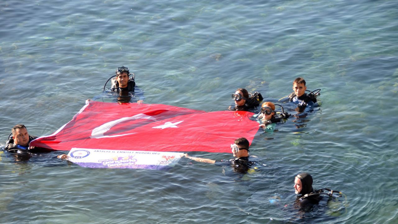 Antalya Emniyet Müdürlüğü, üniversitelilerle su altı dalışında buluştu