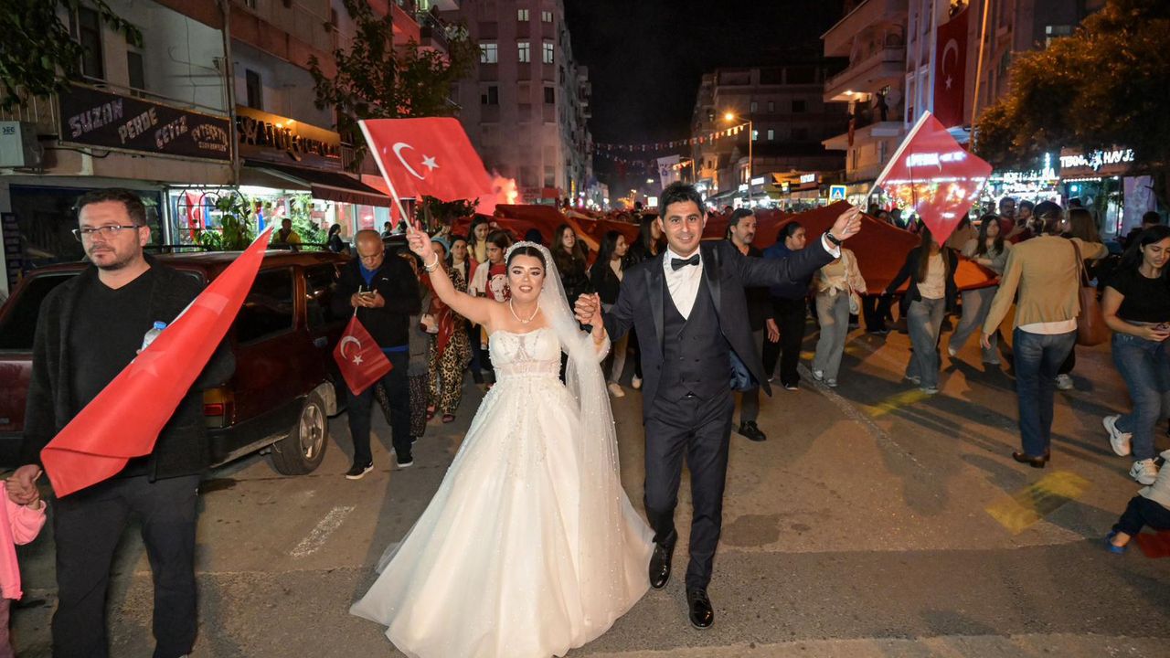 Düğün öncesi gelinlik ve damatlıkla fener alayına katıldılar