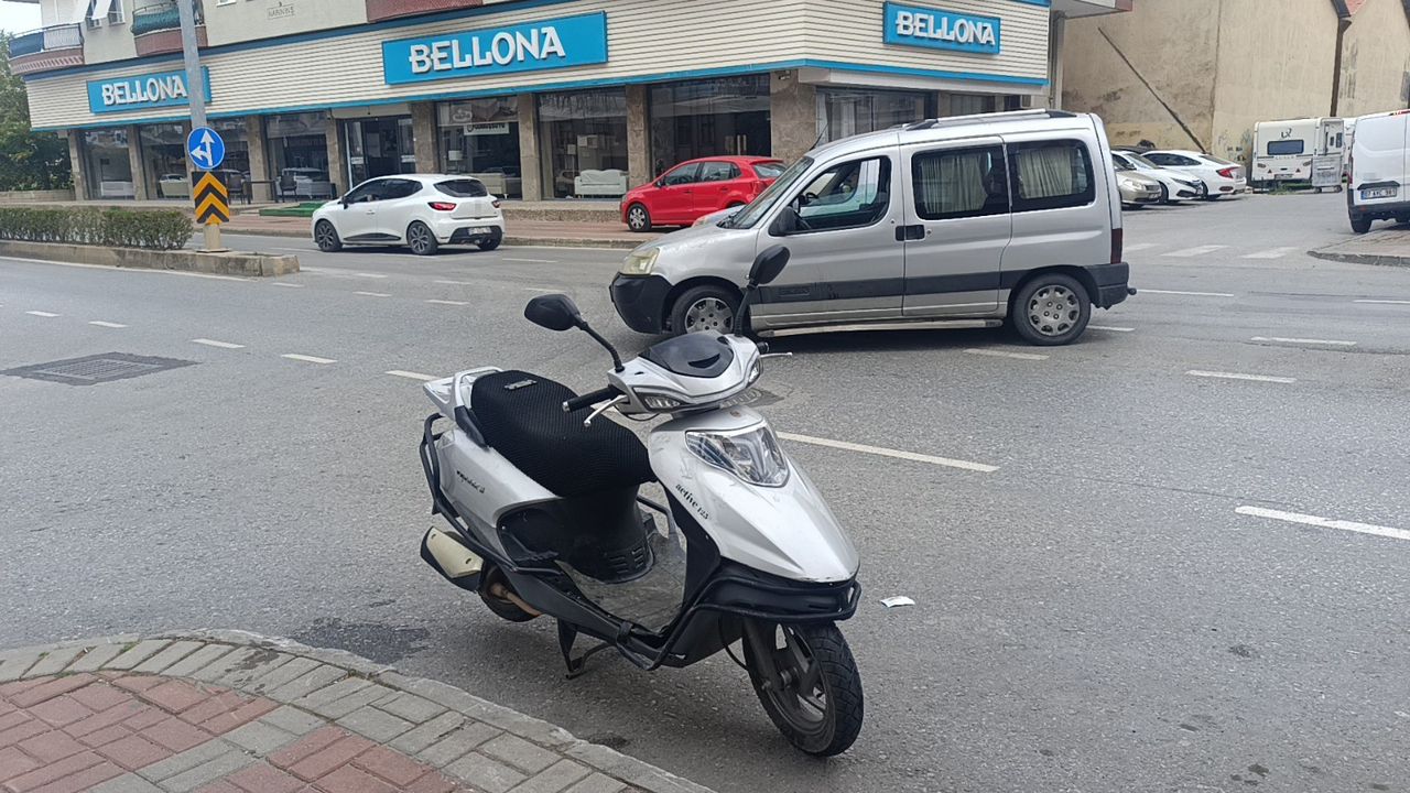 Motosiklet, hafif ticari araca çarpmamak için devrildi