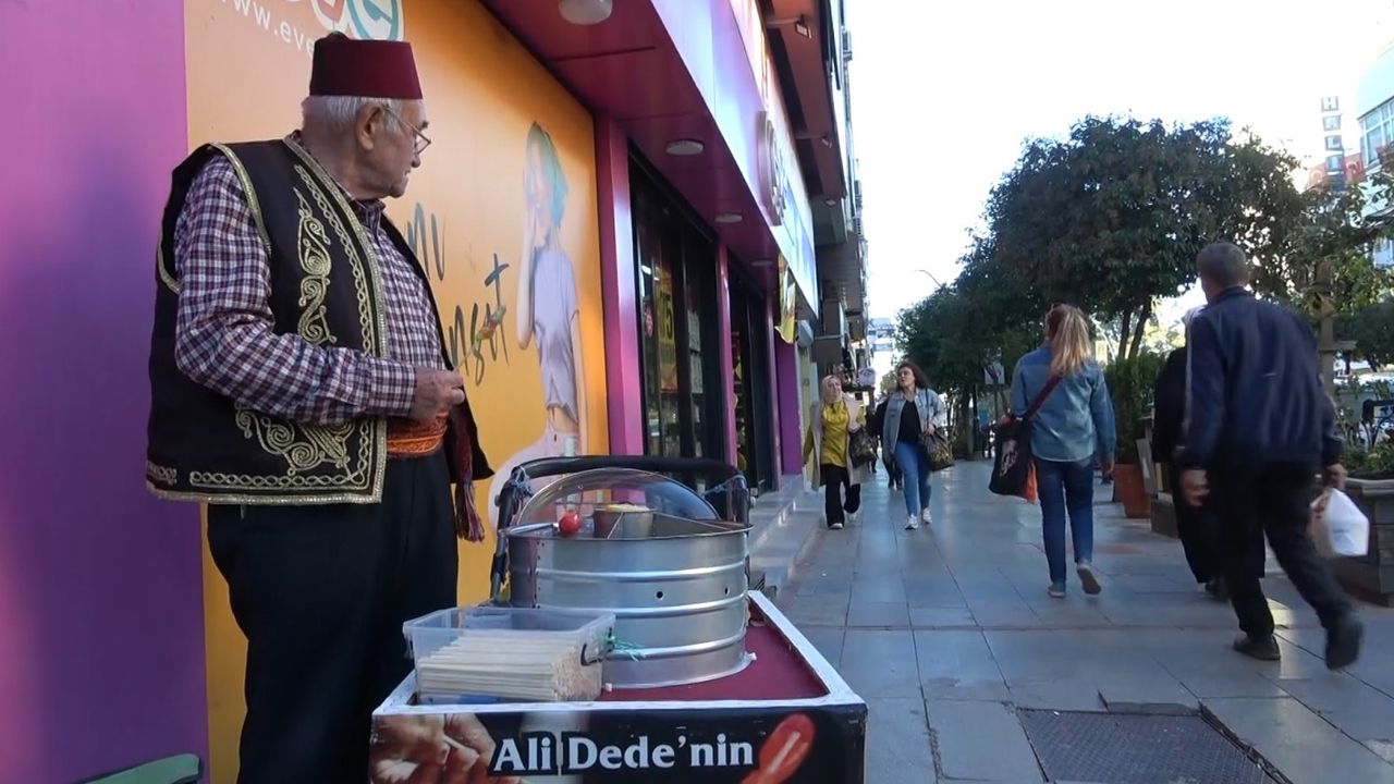 Isparta'da 11 yaşında başladığı mesleğinde 65 yıldır sokaklarda