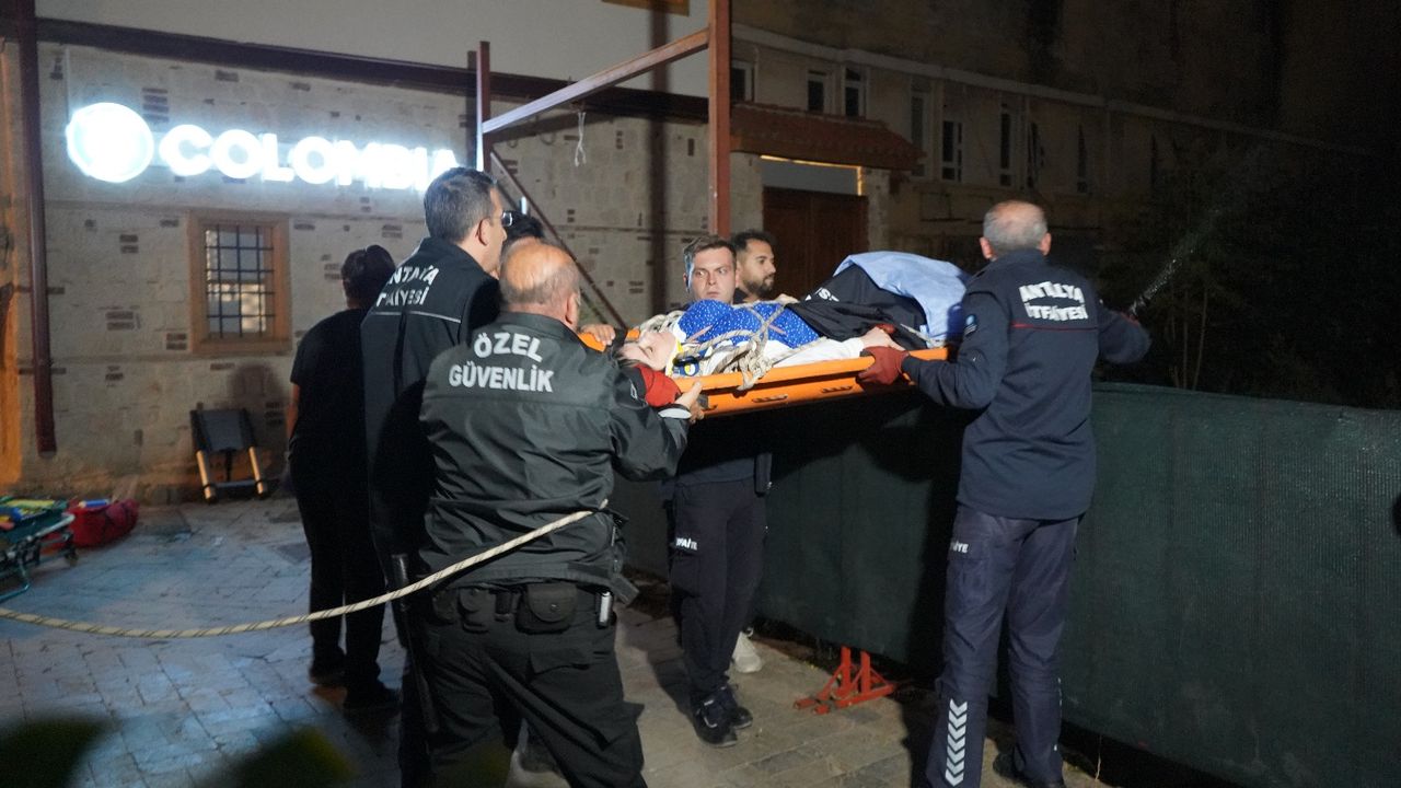 Antalya Kaleiçi’nde turist çukura düştü