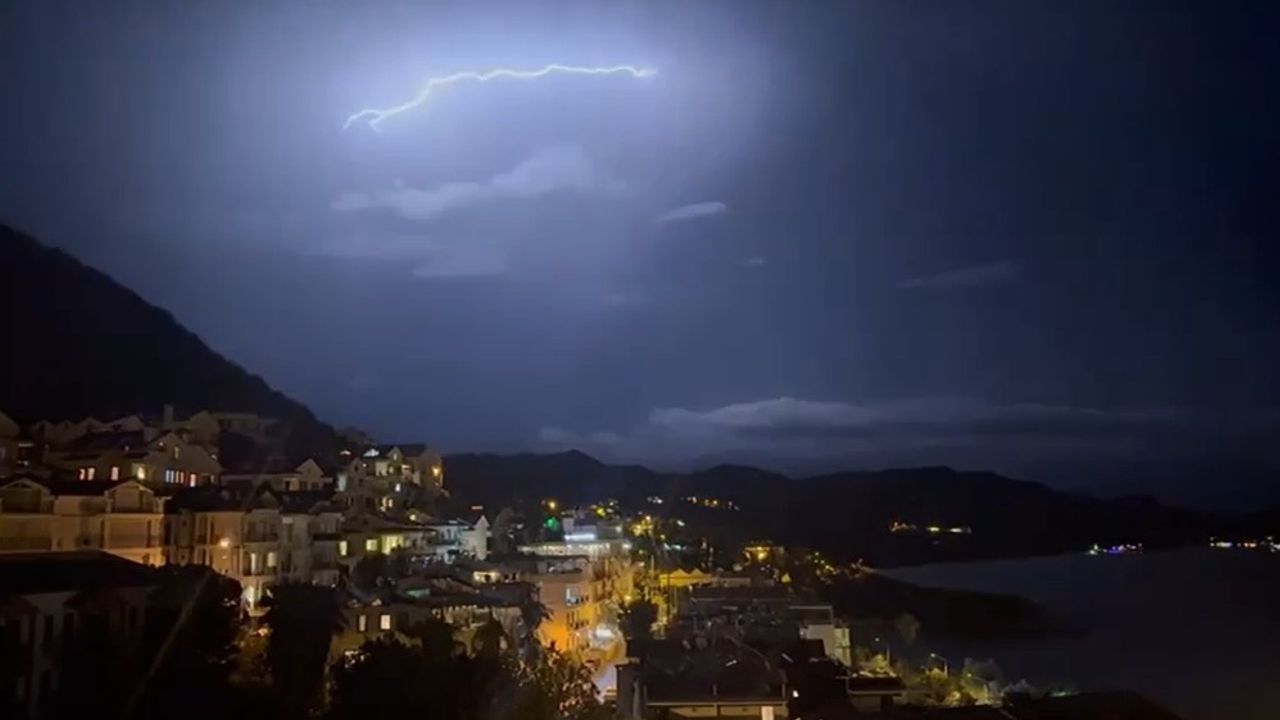 Kaş'ta şimşekler geceyi aydınlattı