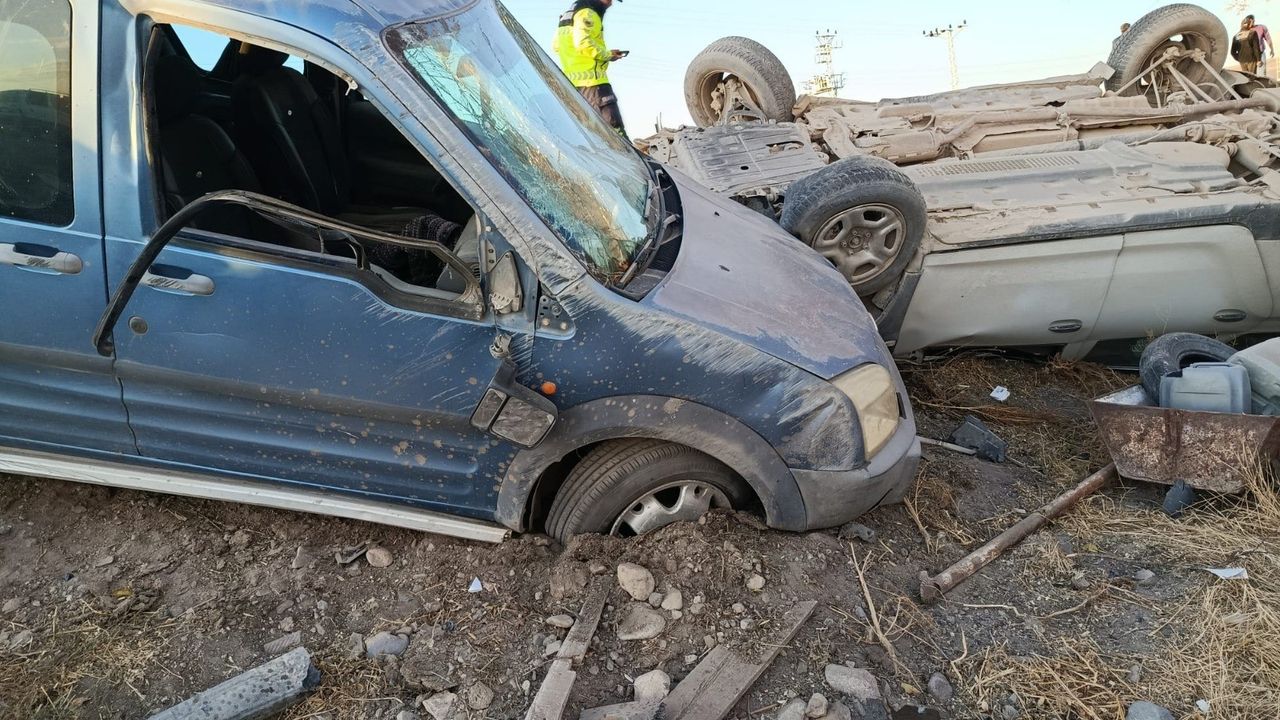 Konya’da feci kaza: Otomobil ile hafif ticari araç çarpıştı