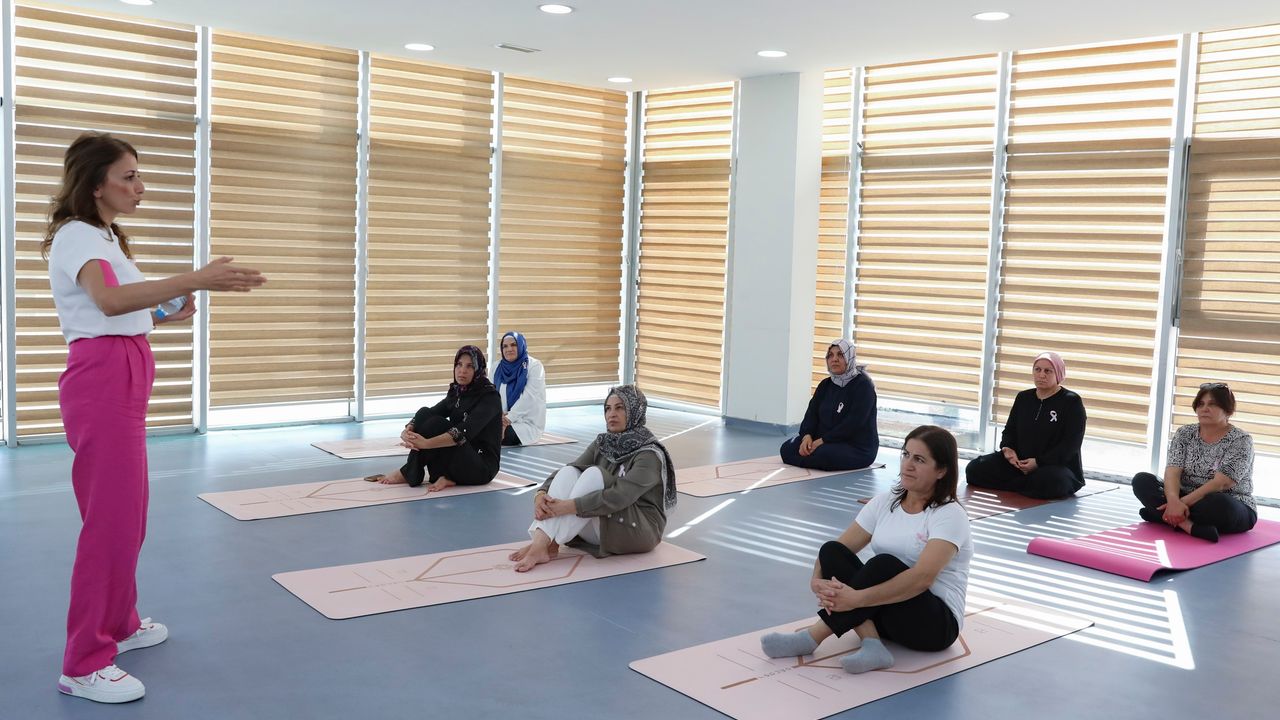 Mersin'de meme kanseri farkındalık etkinliğinde kadınlar yoga yaptı