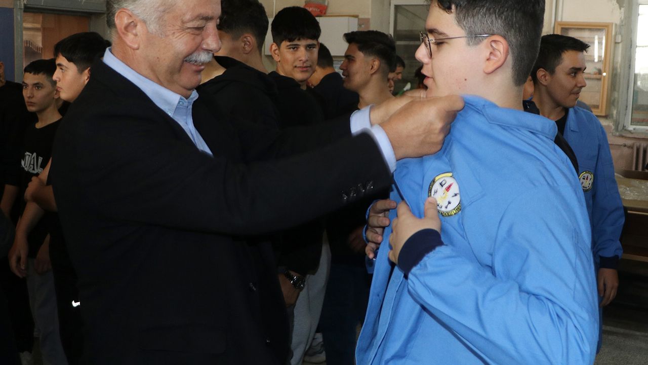 Öğrenciler törenle iş önlüğü giydi