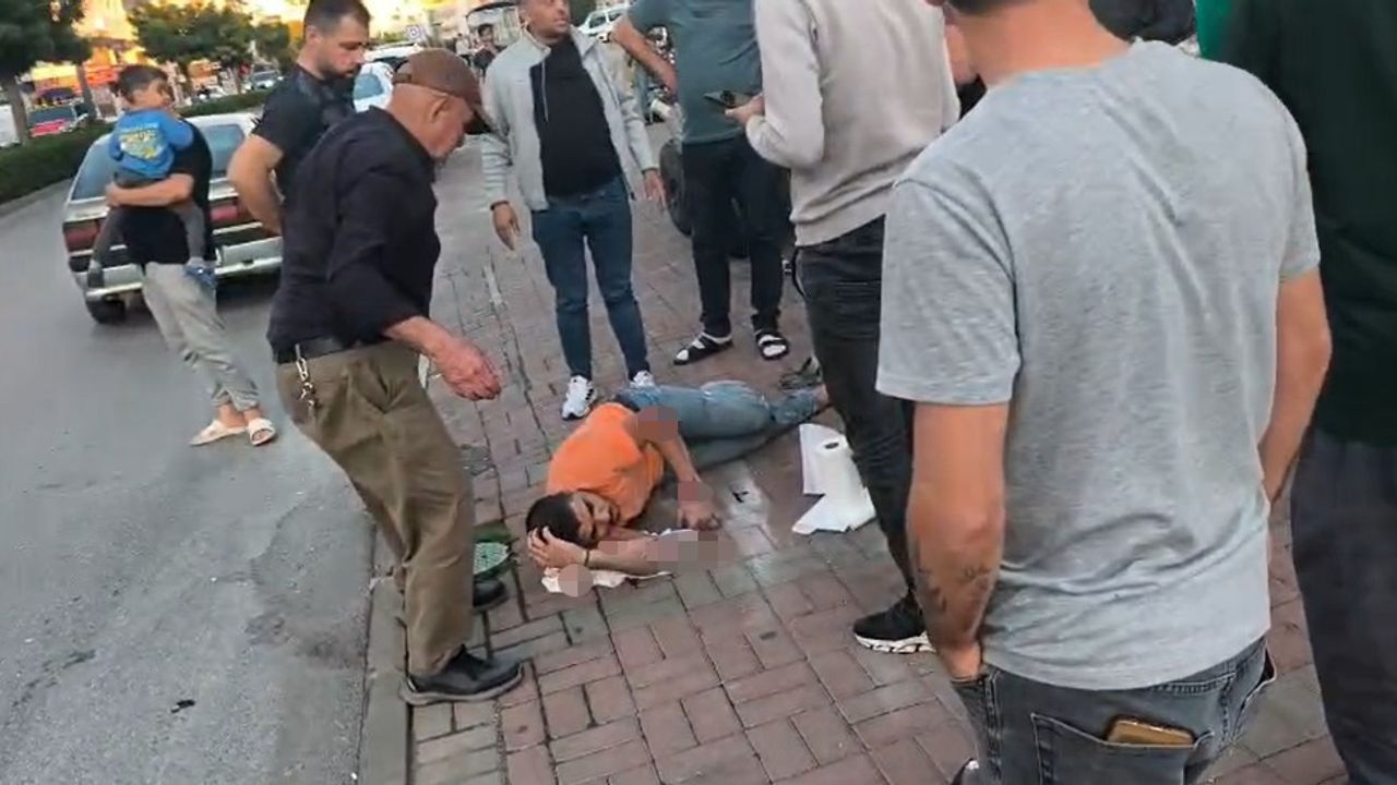 Otomobile çarpan motosiklet sürücüsü havada takla atıp yere düştü