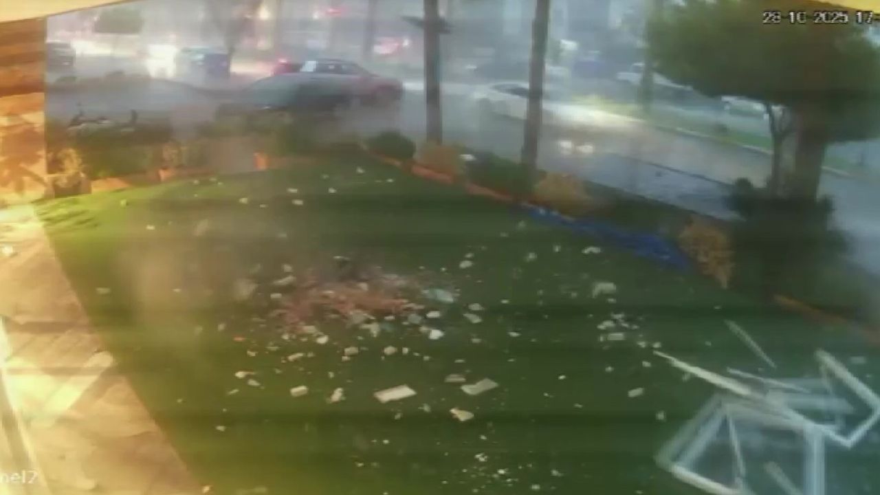 Tonlarca ağırlıktaki çatının fırtınada uçtuğu anlar kamerada