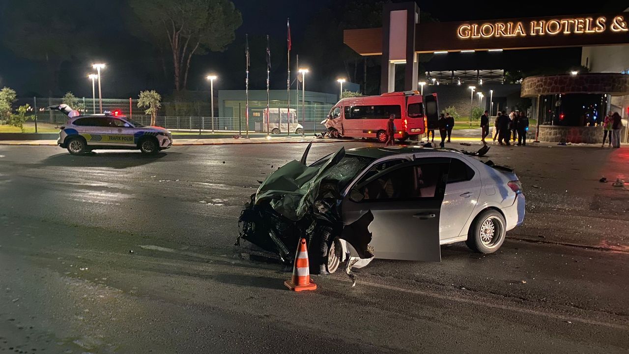 Tur minibüsü ile otomobil çarpıştı; 2 yaralı