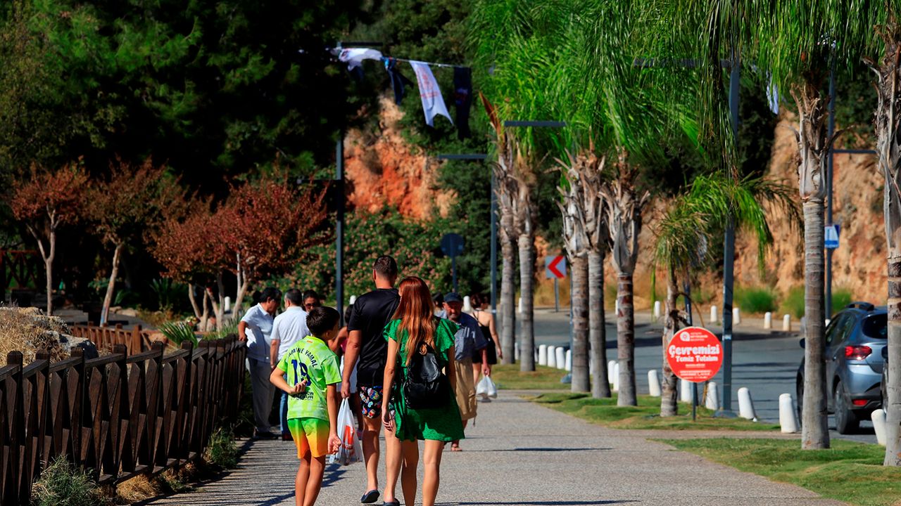 Türkiye kışı yaşarken Antalya'da yazdan kalma günler