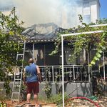 Yaşlı çift alevlerin sardığı evden komşuları kurtardı