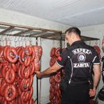Kepez Belediyesi 152 kilo et ve 20 bidon turşuya el koydu