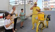 Sarı şalvarlı Adanalı, sıcakta sokak sokak limon dondurması satıyor
