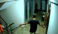 Göbek atarak ayakkabı çalan gençler kamerada