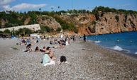 Antalya'da güneş yeniden yüzünü gösterdi, sahiller doldu