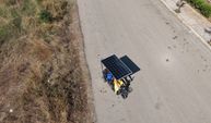 Dondurma sattığı motosikletine güneş paneli taktırdı