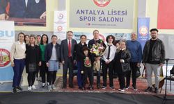 Ünlü sanatçı Sümer Ezgü öğrencilere unutulmaz anlar yaşattı