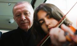 Erdoğan kemancı öğrenciye eşlik etti
