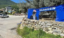 Muhittin Böcek'in seçim afişlerine zarar verildi