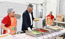 Aşevinden öğrencilere sıcak yemek