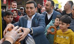 Başkan adayı Tütüncü’den simit ikramı