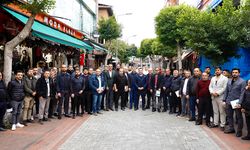 Yücel esnafla kahvaltı yaptı