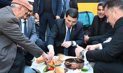 Tütüncü, esnafla menemen sofrasında