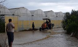 Antalya’da bir ilçe adeta sular altında kaldı