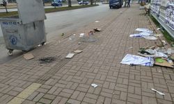 İki adım ötesinde değil, kaldırımlarda birikiyor