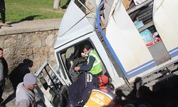 Kontrolden çıkan kamyonette can pazarı