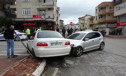 Otomobiller kavşakta çarpıştı 1 kişi yaralandı