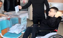 Hastalığı oy kullanmasına engel olmadı