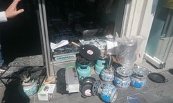 Çocuk, kontrolünden çıkan elektrikli bisikletle birlikte vitrinden içeri girdi