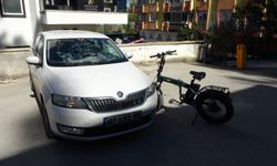 Park halindeki otomobile elektrikli bisikletle çarpan çocuk ağır yaralandı