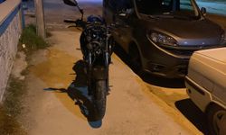 Motosiklet sürücüsü kaldırıma çıkıp direğe çarptı