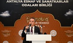 Başkan Böcek, iftarını esnaf sofrasında yaptı