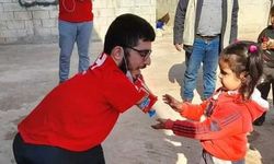Engellerini unutup yardıma koştu