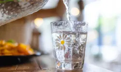 İftarda bunu yapan uyurken bile kilo veriyor, yağ yakımını hızlandıran o gizli formül, sadece maden suyuna 4 kaşık ekleyin