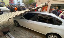Hortumla Kumluca savaş alanına döndü. Seralar yıkıldı. Bir kişi yaralandı