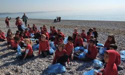 Antalya’yı büyükler kirletti minik eller temizledi