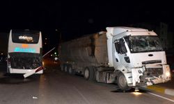 Otobüsle kamyon çarpıştı: 4 yaralı