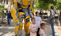 Oy kullanmaya robot kostümüyle geldi