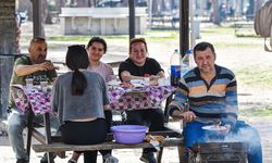Oylarını kullanıp mesire alanlarında piknik yaptılar