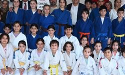 Kemer Belediyesi'nden sporcular malzeme desteği
