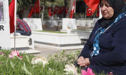 Antalya'nın mezarlıklarında buruk bayram