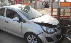 Park halindeki römorka çarpan otomobil sürücüsü ağır yaralandı