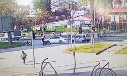 Köpeklerin kovaladığı genç kıza otomobil çarptı