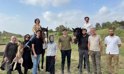 Üniversite öğrencileri biniciliği eski yarış atlarıyla öğreniyor