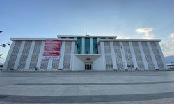 Antalya'da CHPli yönetim, kendinden önceki CHPli belediyenin borçlarını duvara astı
