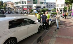 Dakikalarca bekledi, son adımında otomobilin altında kaldı
