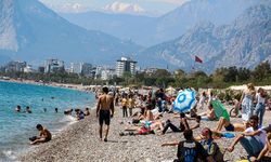 Tatilcilerin bayramda deniz keyfi